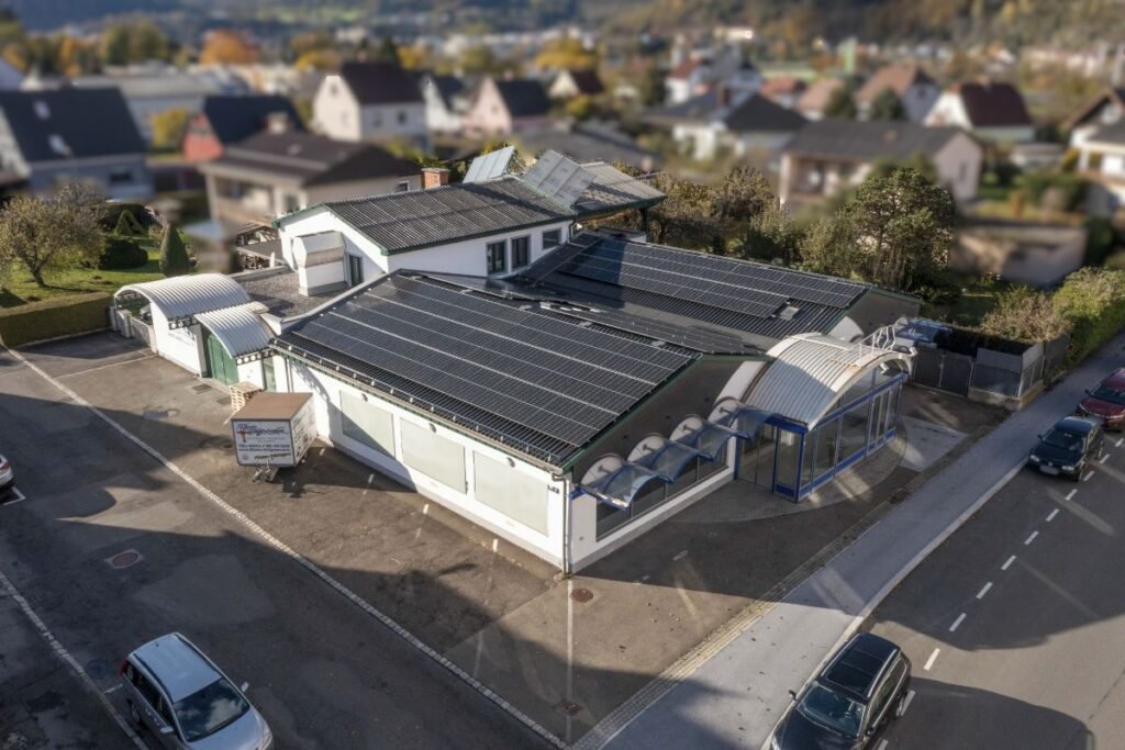 Luftaufnahme des Lager- und Ausstellungsstandorts von Fliesen Freigassner mit Photovoltaikanlage