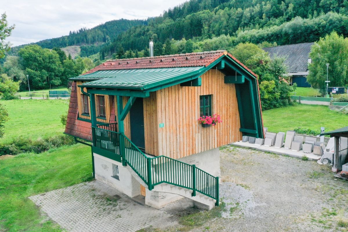 Persönliche Fliesenberatung durch Fliesen Freigassner in der Ausstellung in Waltenbach, Nähe Leoben